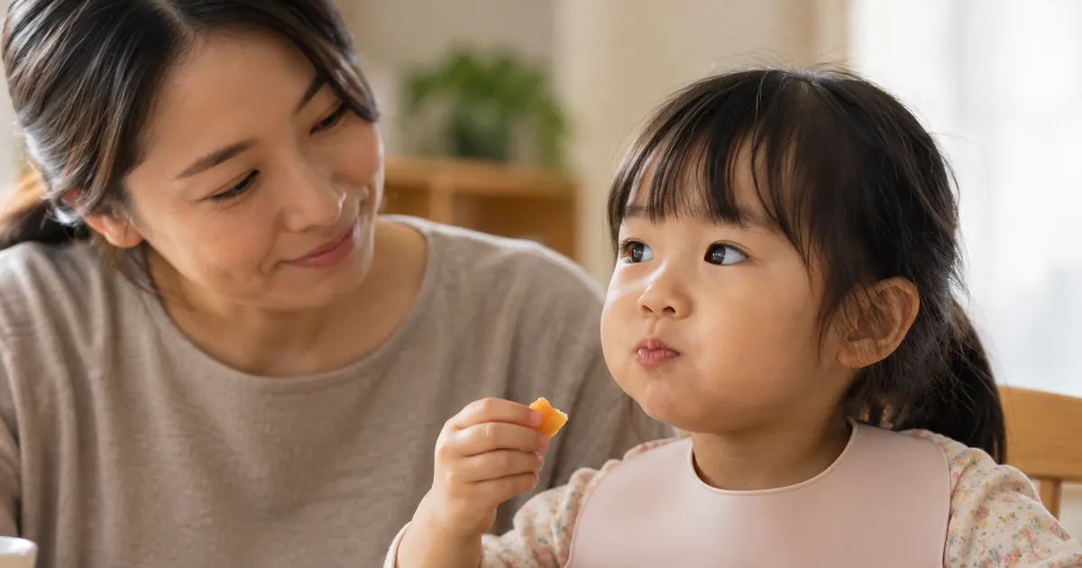 Cha mẹ hỗ trợ trẻ ngậm thức ăn lâu trong miệng nguyên nhân và cách hỗ trợ tại bàn ăn an toàn