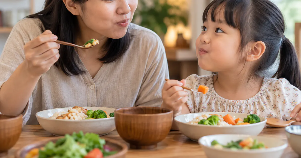Bữa ăn bình tĩnh giúp trẻ giảm áp lực khi học nhai và nuốt