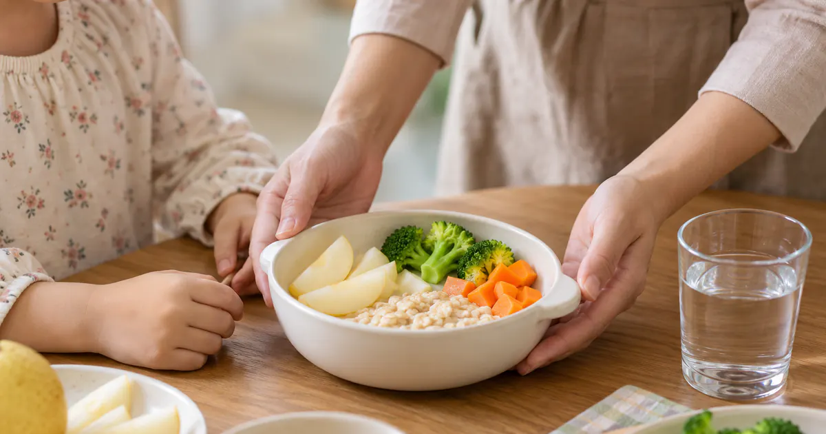 Bữa ăn giàu chất xơ và chất lỏng hỗ trợ chăm sóc trẻ bị táo bón