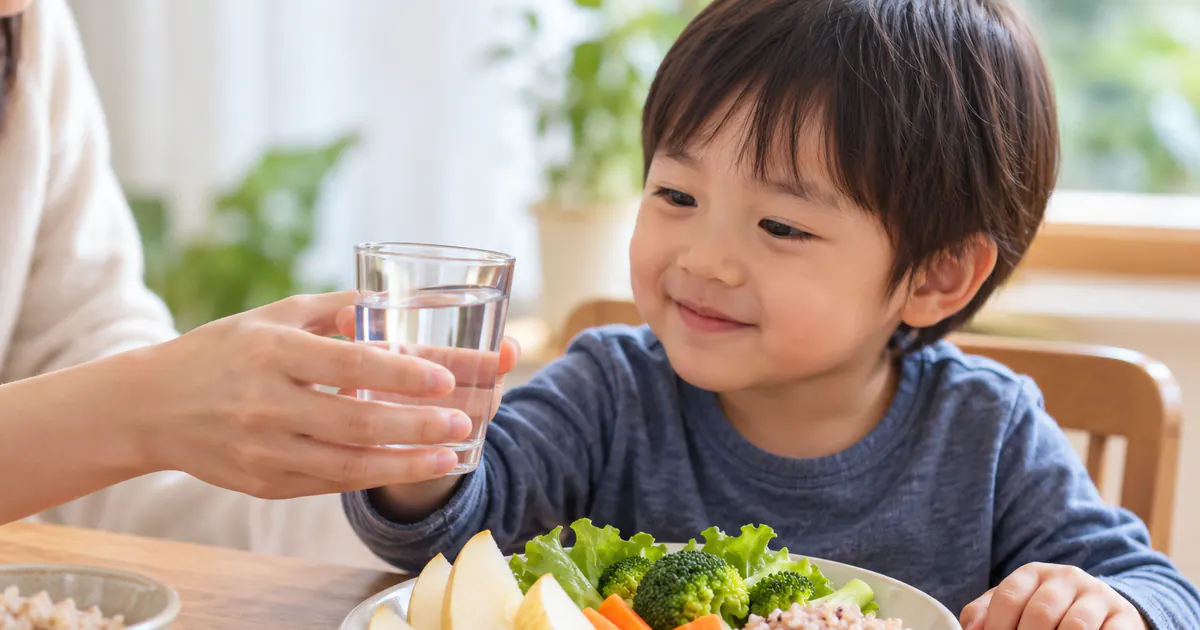 Nước và thực phẩm giàu chất xơ hỗ trợ làm mềm phân cho trẻ táo bón