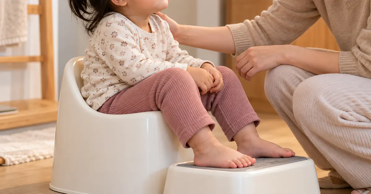 Trẻ ngồi bô đúng tư thế với hai bàn chân được nâng đỡ