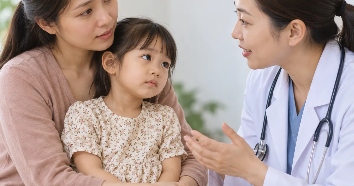 Mẹ đưa trẻ có biểu hiện nhợt và mệt đến nhân viên y tế đánh giá