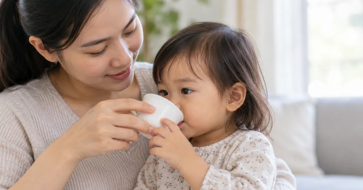 Mẹ cho trẻ tiêu chảy uống từng ngụm và theo dõi khả năng giữ dịch