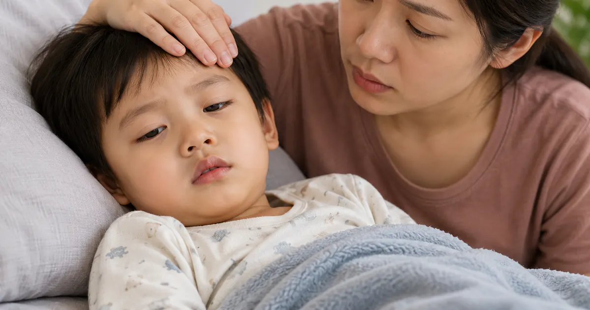 Cha mẹ quan sát môi khô và ít nước mắt ở trẻ bị tiêu chảy