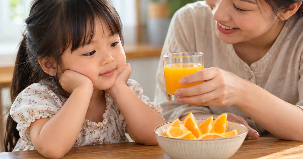 Cha mẹ tìm hiểu trẻ uống nước trái cây mỗi ngày có tốt không