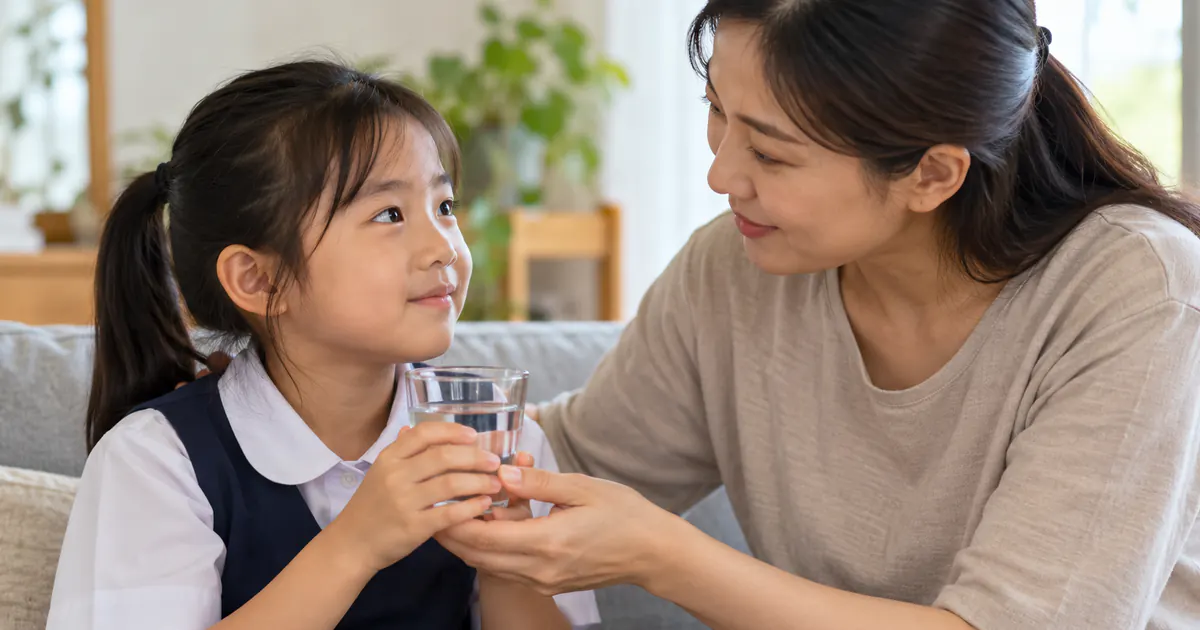 Cha mẹ quan sát mức tỉnh táo và thói quen uống nước của trẻ sau giờ học